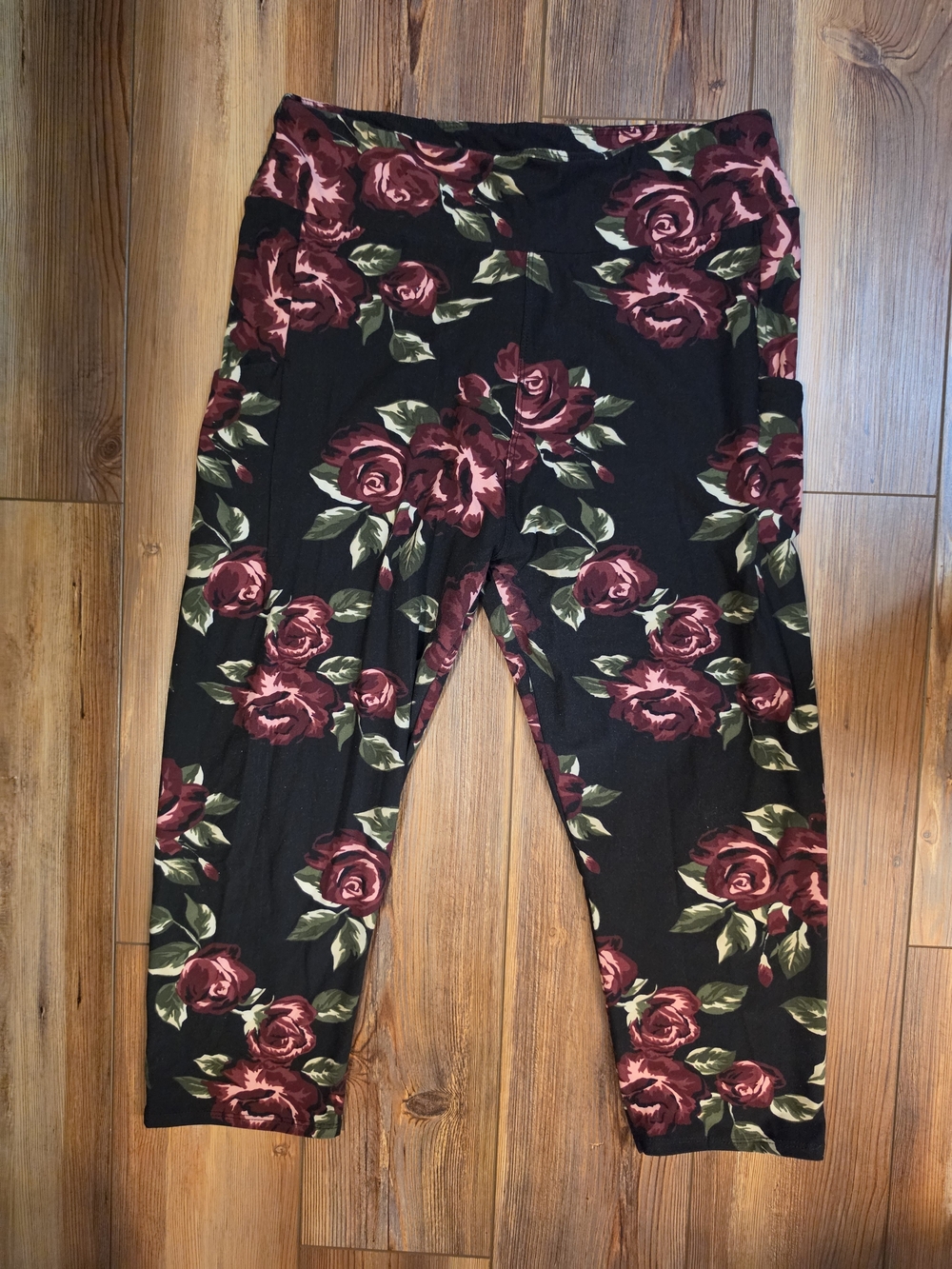 Simple Addiction womens Floral Capri Leggings with pockets - Size L/XL